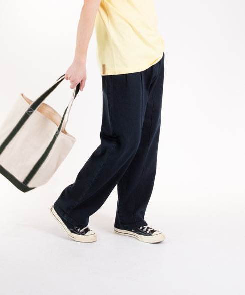 コンフォータブルデニム ツータック ワイドテーパド トラウザー