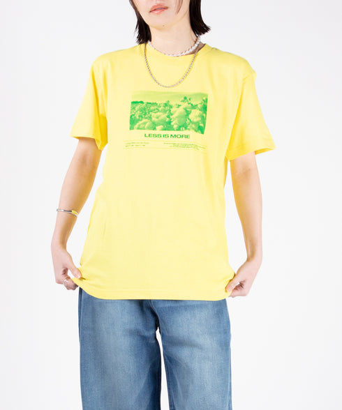 ラウンドボディ グラフィックプリントTシャツ"LESS IS MORE"