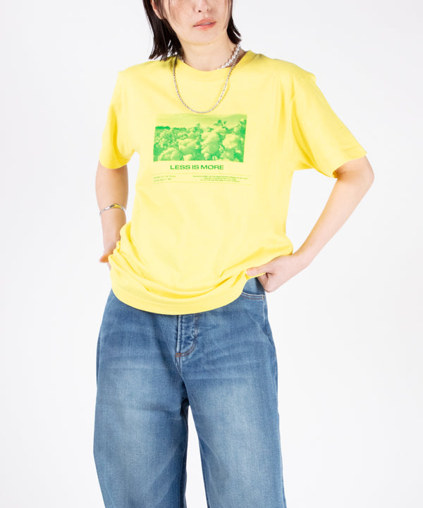 ラウンドボディ グラフィックプリントTシャツ"LESS IS MORE"