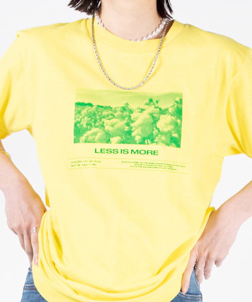 ラウンドボディ グラフィックプリントTシャツ"LESS IS MORE"