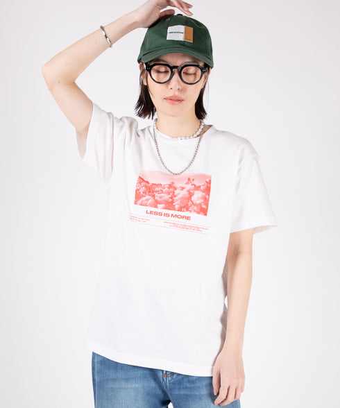 ラウンドボディ グラフィックプリントTシャツ"LESS IS MORE"