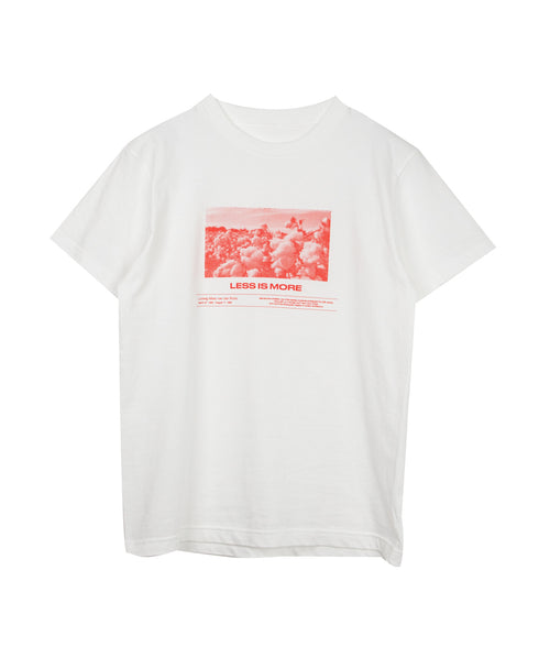 ラウンドボディ グラフィックプリントTシャツ"LESS IS MORE"