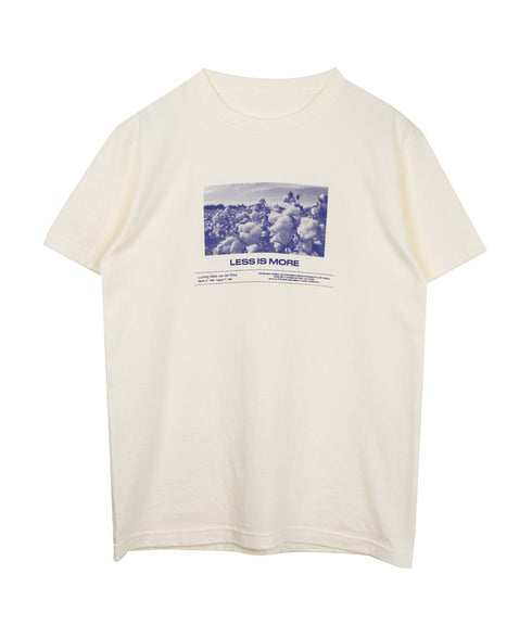 ラウンドボディ グラフィックプリントTシャツ"LESS IS MORE"