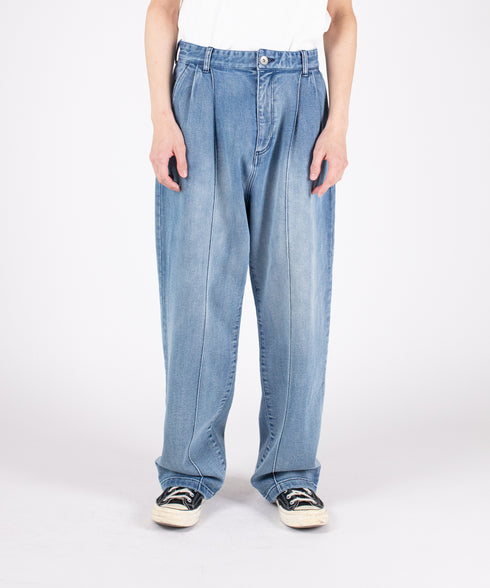 コンフォータブルデニム ツータック ワイドテーパド トラウザー