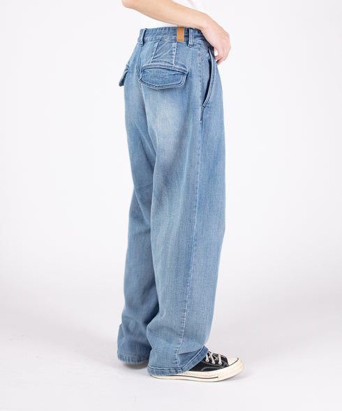 コンフォータブルデニム ツータック ワイドテーパド トラウザー